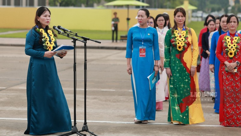 Chị Nguyễn Thị Tú Anh tại Lễ báo công dâng bác trong khuôn khổ chương trình Lễ trao tặng Giải thưởng "Nữ đoàn viên công đoàn năng động, sáng tạo, trách nhiệm" lần thứ I. z7117997602148-8cbab0ba978e119cc7ed358302745f36-7677.jpg