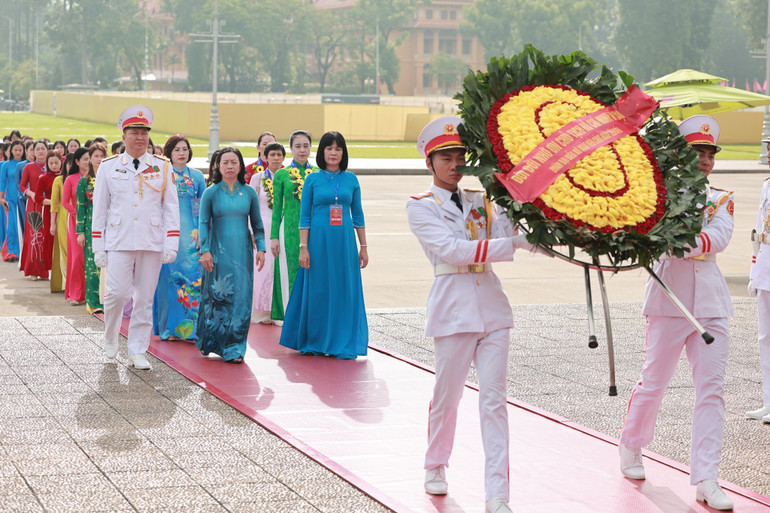 Đại biểu nữ đoàn viên công đoàn tiêu biểu trên mọi miền Tổ quốc dâng hương và báo công dâng Bác. z7118394236528-8bd09fef6740db1466e18f363c88f9ba.jpg