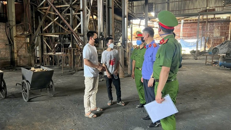 Bên trong một khu nhà xưởng. inbound2051383268442750541-899.jpg