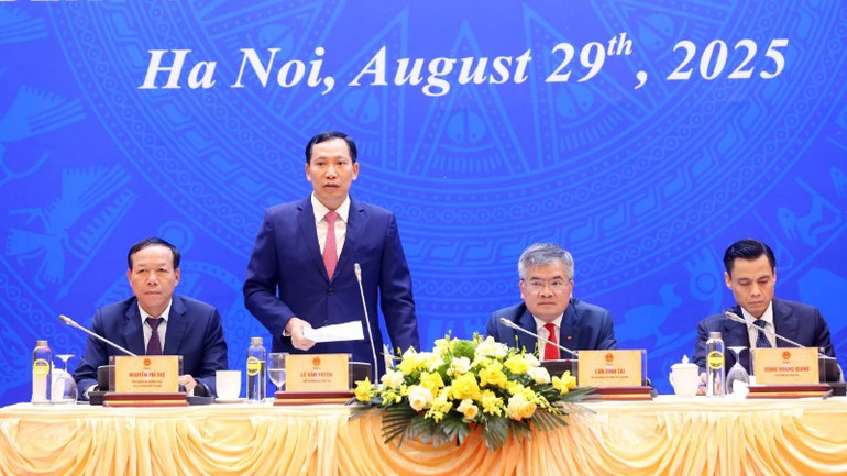 Thượng tướng Lê Văn Tuyến, Thứ trưởng Công an trả lời các câu hỏi của phóng viên tại buổi họp báo. gen-h-2-5157.jpg