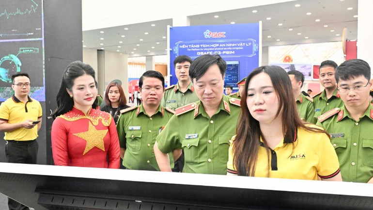 ឧត្តមសេនីយ Nguyen Ngoc Cuong នាយកមជ្ឈមណ្ឌលទិន្នន័យជាតិពិនិត្យការទទួលភ្ញៀវនៅមជ្ឈមណ្ឌលបទពិសោធន៍នៃមជ្ឈមណ្ឌលទិន្នន័យជាតិ។ 2-9223-524.jpg