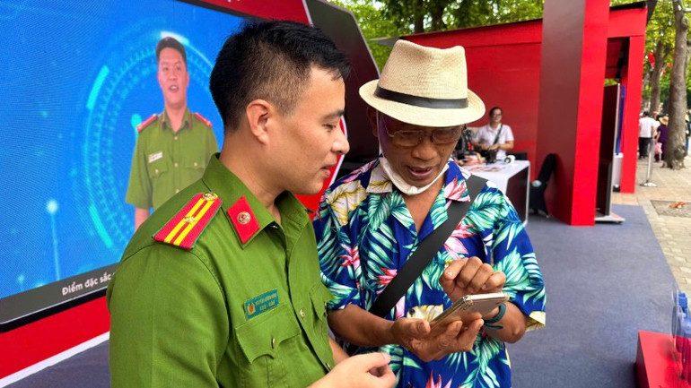Người dân cảnh giác với những thủ đoạn lừa đảo liên quan chính sách tặng quà dịp 2/9. gen-h-z6957683092557-454f3899ddecf1b78bf2283d4e552594-3868.jpg