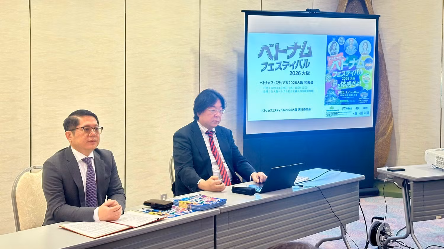 Tổng Lãnh sự Việt Nam tại Osaka Ngô Trịnh Hà (người bên trái) tham dự và chủ trì buổi họp báo.