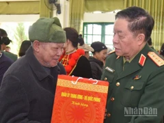 Đại tướng Nguyễn Trọng Nghĩa, Chủ nhiệm Tổng cục Chính trị Quân đội nhân dân Việt Nam tặng quà gia đình chính sách ở xã Tam Kim, tỉnh Cao Bằng