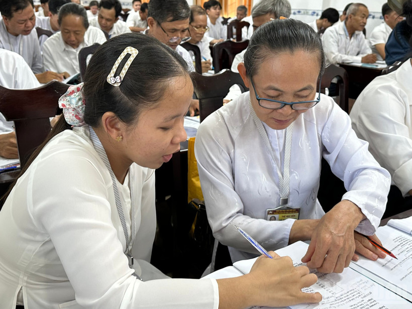 Trường Trung cấp Phật giáo Hòa Hảo có đông học viên thuộc nhiều lứa tuổi theo học.
