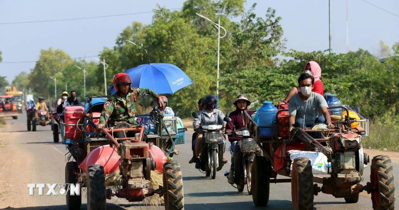 Người dân Campuchia sơ tán tới khu vực an toàn ở tỉnh Siem Reap khi xung đột biên giới tái diễn giữa nước này và Thái Lan, ngày 9/12/2025. (Nguồn: THX/TTXVN)