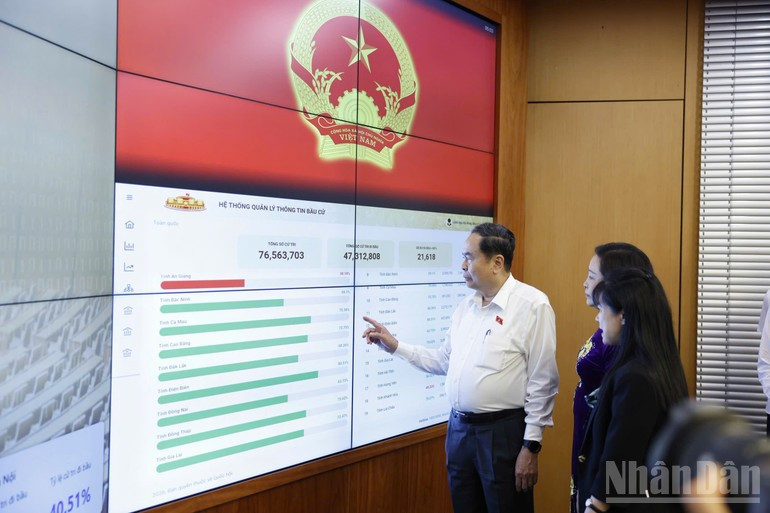 Chủ tịch Quốc hội Trần Thanh Mẫn, Chủ tịch Hội đồng Bầu cử quốc gia kiểm tra công tác bầu cử tại Văn phòng Hội đồng Bầu cử quốc gia (Nhà Quốc hội, Hà Nội). (Ảnh: DUY LINH)