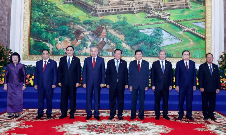 Tổng Bí thư Tô Lâm; Chủ tịch Đảng Nhân dân Campuchia Samdech Techo Hun Sen; Tổng Bí thư, Chủ tịch nước Lào Thongloun Sisoulith cùng lãnh đạo chủ chốt 3 Đảng tại Cuộc gặp. (Ảnh: Thống Nhất-TTXVN)