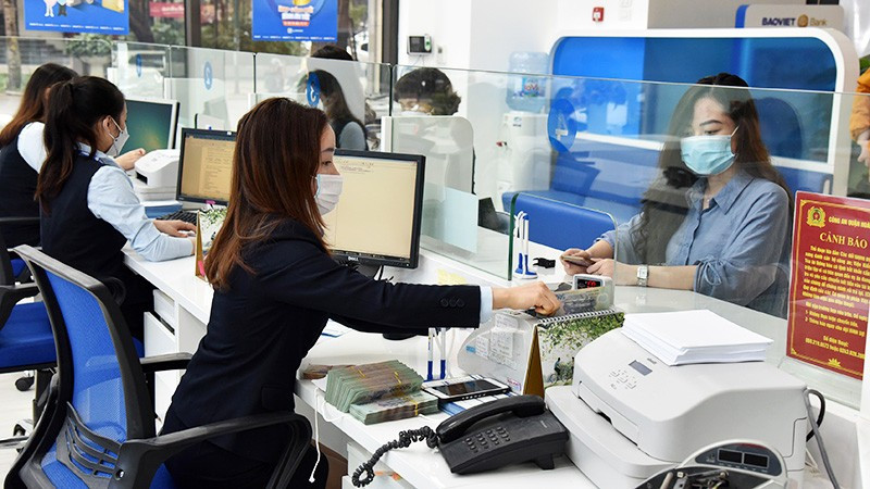 Khách hàng giao dịch tại Ngân hàng Bảo Việt (Hà Nội). (Ảnh: TRẦN HẢI)