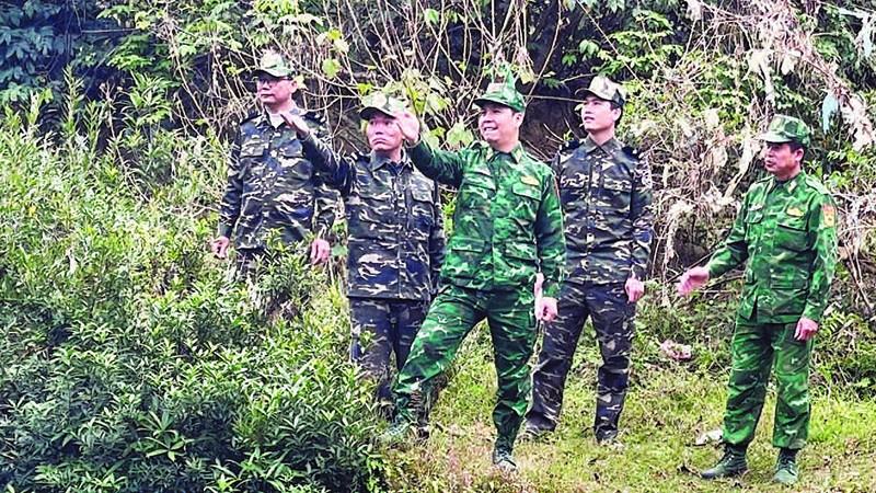 Đội nghiệp vụ hải quan cửa khẩu Lý Vạn, xã Lý Quốc, tỉnh Cao Bằng phối hợp lực lượng Bộ đội Biên phòng tuần tra địa bàn.