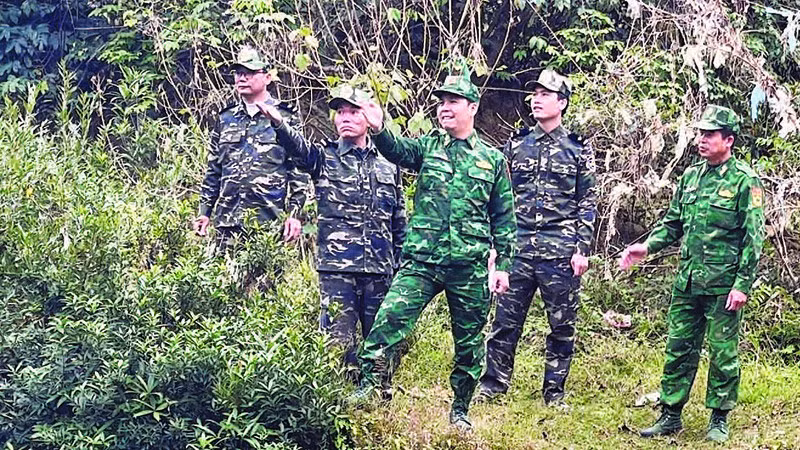 Đội nghiệp vụ hải quan cửa khẩu Lý Vạn, xã Lý Quốc, tỉnh Cao Bằng phối hợp lực lượng Bộ đội Biên phòng tuần tra địa bàn.