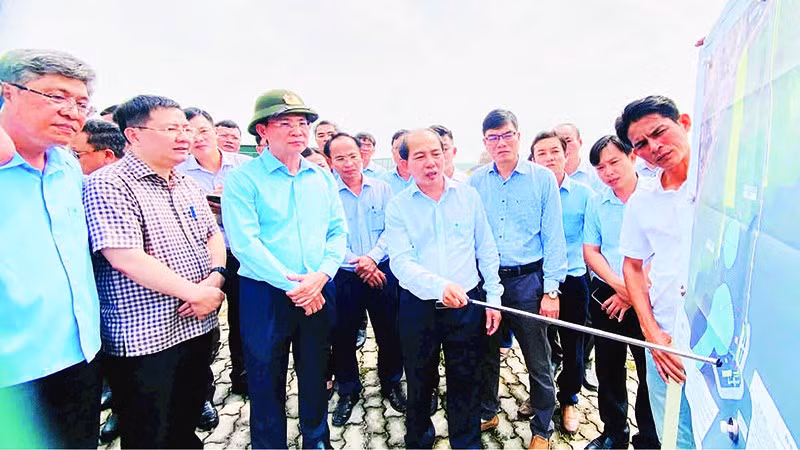 Lãnh đạo Ủy ban nhân dân tỉnh Lâm Đồng cùng với sở, ngành, doanh nghiệp xem xét tháo gỡ khó khăn tại dự án Khu công nghiệp Sơn Mỹ 1.