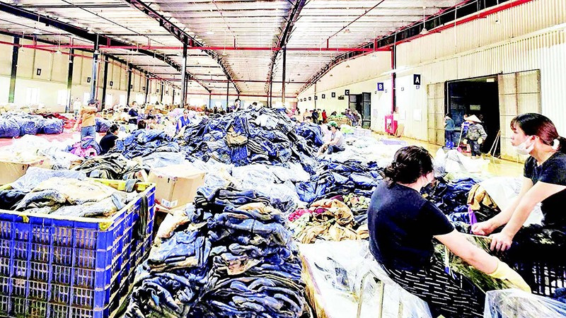 Cán bộ, công nhân Nhà máy may xuất khẩu TNG Võ Nhai khẩn trương khắc phục hậu quả lũ lụt để khôi phục sản xuất.