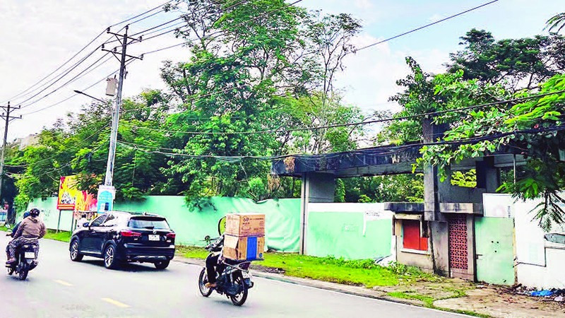 Khu "đất vàng" của Công ty Nguyễn Kim (đối diện Khu nhà Công tử Bạc Liêu) hiện vẫn bỏ hoang.