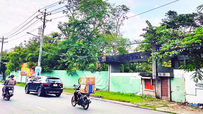 Khu "đất vàng" của Công ty Nguyễn Kim (đối diện Khu nhà Công tử Bạc Liêu) hiện vẫn bỏ hoang.