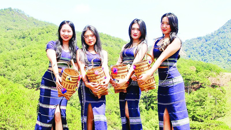 Thiếu nữ Cơ Ho với gùi hoa truyền thống.
