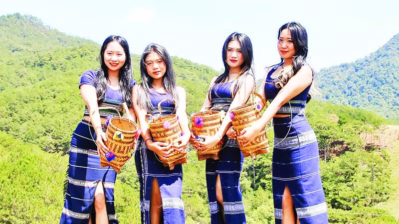 Thiếu nữ Cơ Ho với gùi hoa truyền thống.