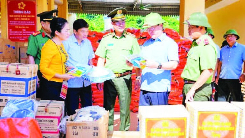 Lãnh đạo Bộ Công an trao nhiều phần quà ý nghĩa cho các địa phương chịu ảnh hưởng nặng nề trong đợt mưa lũ vừa qua. (Ảnh TRẦN TRUNG HIẾU)