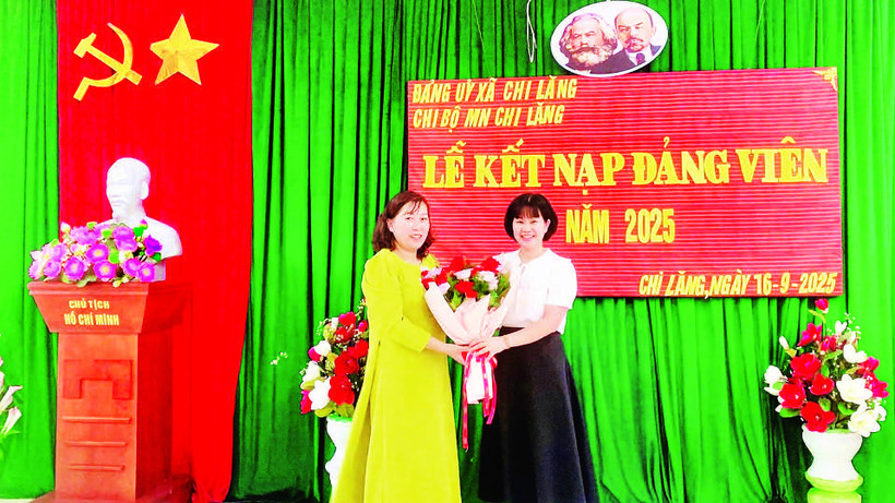 Lãnh đạo Ban Xây dựng Đảng, Đảng ủy xã Chi Lăng tặng hoa chúc mừng đảng viên mới được kết nạp.