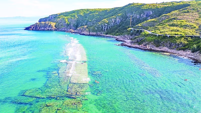 Bề mặt dải đá bằng phẳng, đoạn rộng nhất lên tới 50 mét.