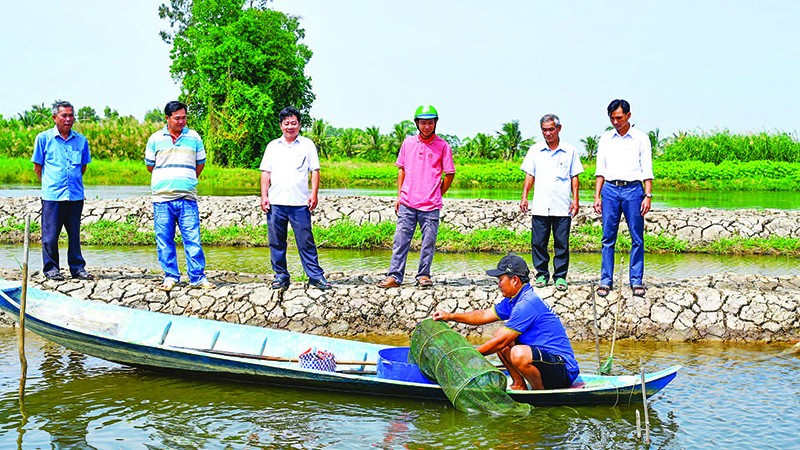 Nhờ áp dụng khoa học kỹ thuật vào nuôi tôm, nông dân xã Vĩnh Thuận giảm chi phí đầu vào đáng kể, trong khi lợi nhuận tăng cao.