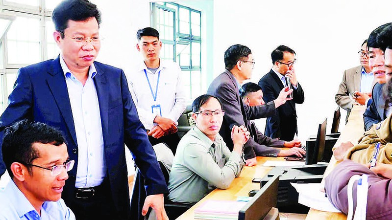 Lãnh đạo tỉnh Lâm Đồng kiểm tra tại Trung tâm Phục vụ hành chính công xã Lạc Dương.