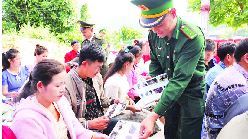 Bộ đội Biên phòng tỉnh Điện Biên phát tờ gấp tuyên truyền pháp luật đến đồng bào dân tộc thiểu số ở biên giới Việt Nam - Lào.