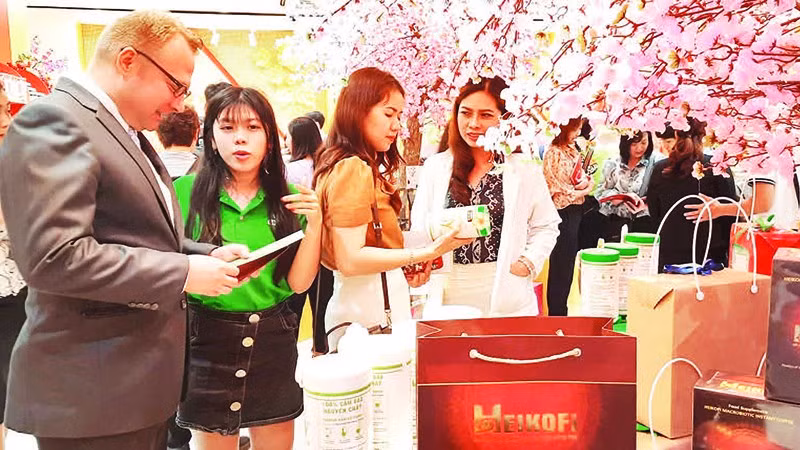 Doanh nghiệp lương thực thực phẩm trưng bày sản phẩm tại showroom Trung tâm Xúc tiến Thương mại và Đầu tư Thành phố Hồ Chí Minh.