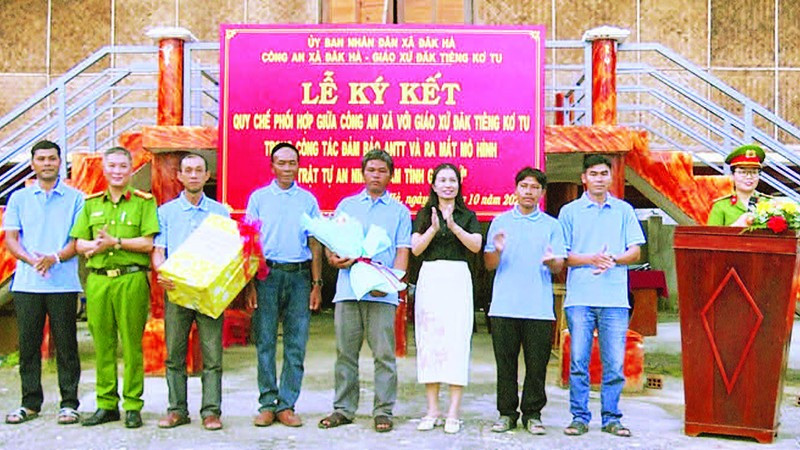 Tổ điều hành mô hình “Trật tự an ninh, thắm tình giáo xứ” tại lễ ký kết.