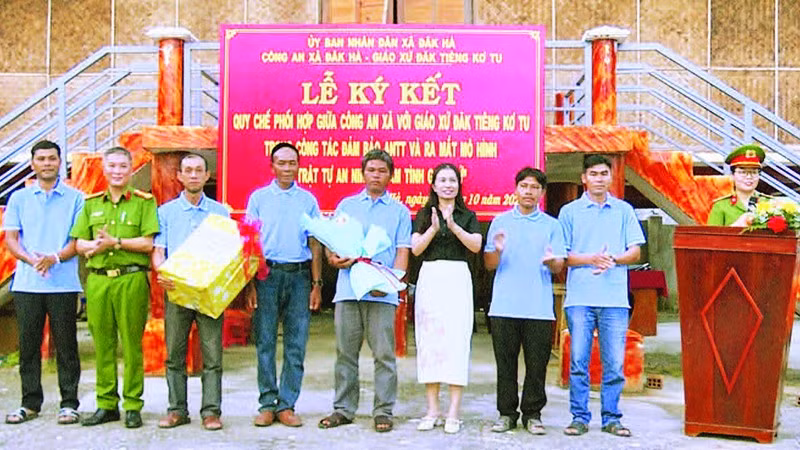 Tổ điều hành mô hình “Trật tự an ninh, thắm tình giáo xứ” tại lễ ký kết.