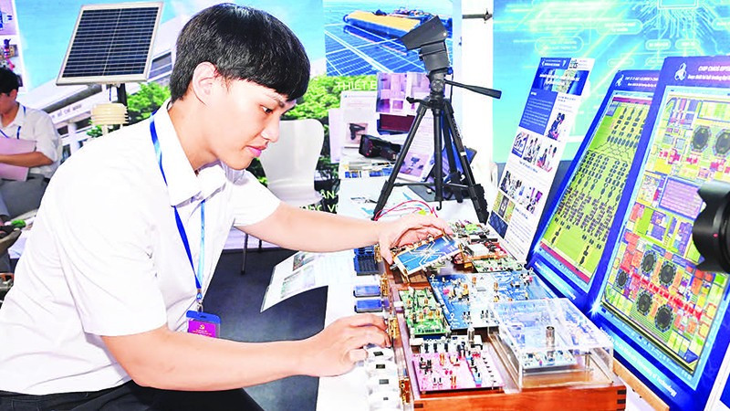 Triển lãm sản phẩm công nghệ tại Đại hội đại biểu Đảng bộ Thành phố Hồ Chí Minh lần thứ I. (Ảnh QUỐC THANH)