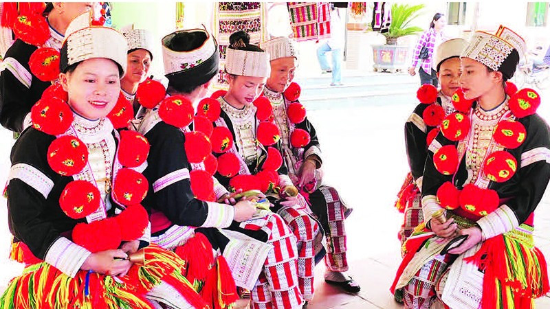 Trang phục của người phụ nữ Dao đỏ.