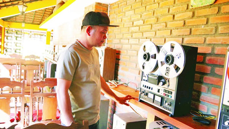 Chiếc đài băng cối cũ phát những bản nhạc xưa, chạm vào cảm xúc của du khách.