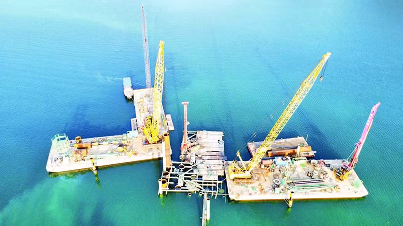 Nỗ lực vận chuyển trang thiết bị trên dòng sông Đà.