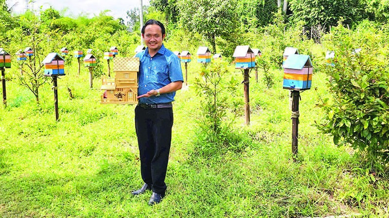 Anh Nguyễn Trung Thành khởi nghiệp thành công nghề nuôi ong dú lấy mật.