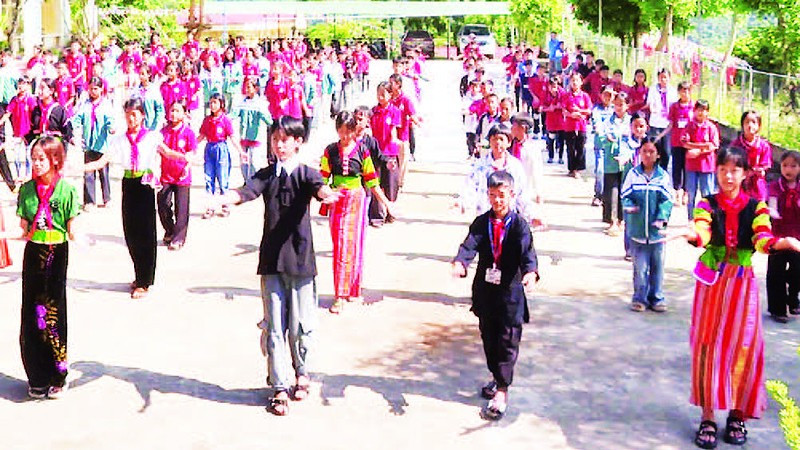 Trang phục, các trò chơi dân gian, các điệu dân ca, dân vũ được đưa vào những buổi sinh hoạt ngoại khóa.