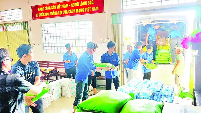 Các bạn trẻ phường Sa Đéc, tỉnh Đồng Tháp tiếp nhận, bốc xếp nhu yếu phẩm lên xe.
