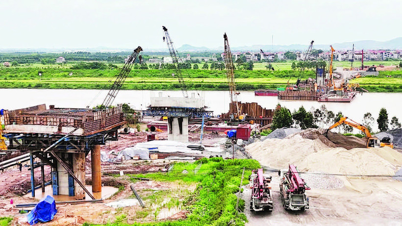 Thi công cầu Cẩm Lý tách đường bộ và đường sắt trên Quốc lộ 37 nối Bắc Ninh với Hải Phòng.