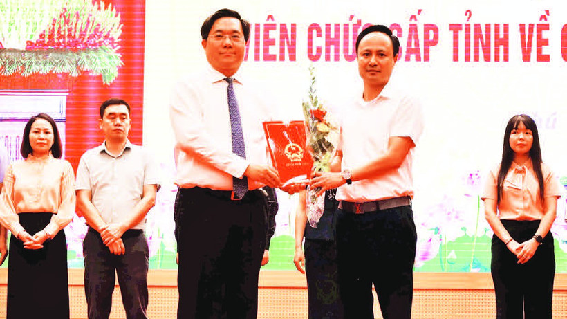 Lãnh đạo Ủy ban nhân dân tỉnh Phú Thọ trao quyết định điều động công chức, viên chức cấp tỉnh về công tác tại xã.