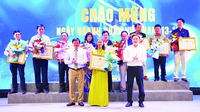 Lãnh đạo tỉnh Gia Lai trao bằng khen tặng các cá nhân, tập thể doanh nghiệp có thành tích xuất sắc trong thúc đẩy phát triển kinh tế-xã hội địa phương.