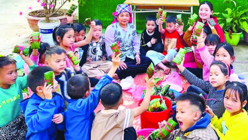 Quà Tết cho học trò có hoàn cảnh khó khăn của nhà trường là những chiếc bánh chưng do chính thầy, cô giáo và các bạn gói tặng.