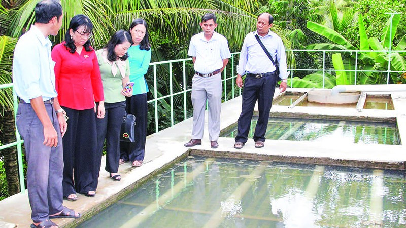 Đoàn khảo sát của Ban Văn hóa-Xã hội, Hội đồng nhân dân tỉnh Vĩnh Long kiểm tra tại Nhà máy nước Trà Côn.
