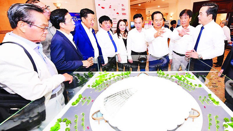 Lãnh đạo thành phố tham quan một gian hàng tại sự kiện của ngành công thương cuối tháng 9. (Ảnh CTV)