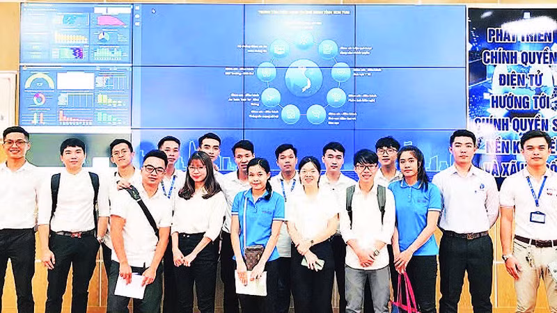 Sinh viên ngành Công nghệ thông tin của UDCK đi thực tế.