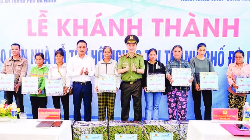 Khánh thành, bàn giao nhà cho hộ nghèo ở thành phố Đà Nẵng.