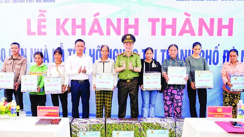 Khánh thành, bàn giao nhà cho hộ nghèo ở thành phố Đà Nẵng.