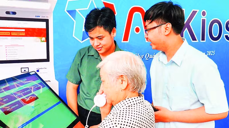Người dân trải nghiệm thiết bị “AI Kiosk” trong Ngày Chuyển đổi số quốc gia năm 2025 tại phường Chợ Quán. (Ảnh CTV)