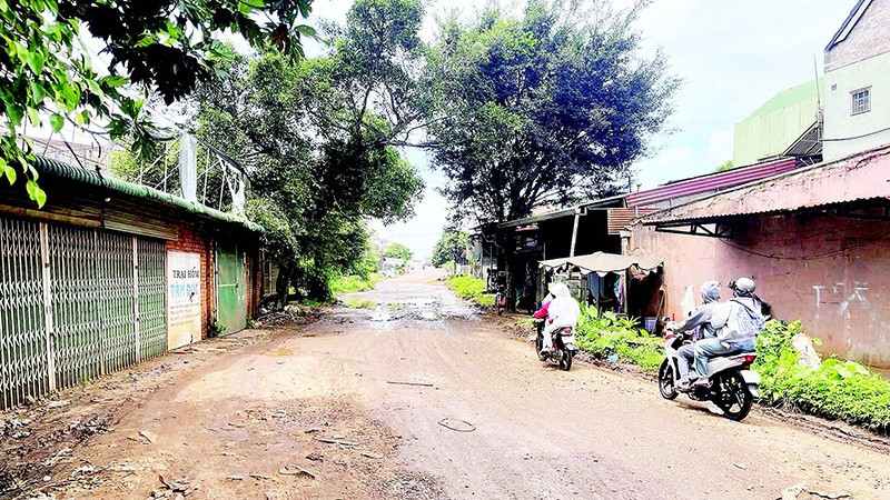 Dự án đường Hồ Chí Minh đoạn tránh phía đông thành phố Buôn Ma Thuột (cũ) hiện còn vướng mắc 0,113 km đoạn qua địa bàn xã Cuôr Đăng chưa được giải phóng mặt bằng.