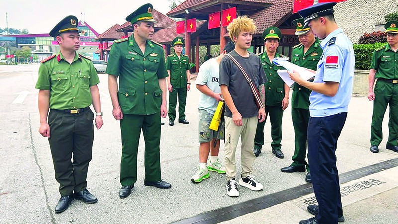 Công an phối hợp với Bộ đội Biên phòng kiểm tra người xuất, nhập cảnh tại Cửa khẩu quốc tế Hữu Nghị.