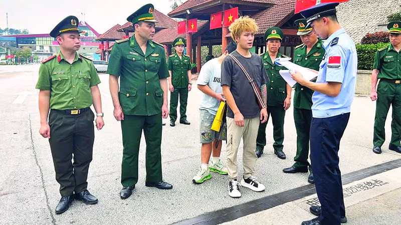 Công an phối hợp với Bộ đội Biên phòng kiểm tra người xuất, nhập cảnh tại Cửa khẩu quốc tế Hữu Nghị.